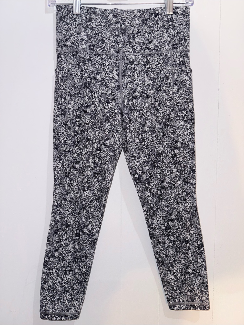 Athleta Salutation Stash Pocket II Textured 7/8 Tight Moonflower Black S - Picture 1 of 7